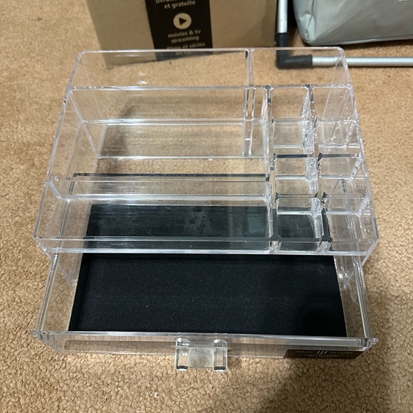 Clear storage containers used for make up - Picture 7 of 8